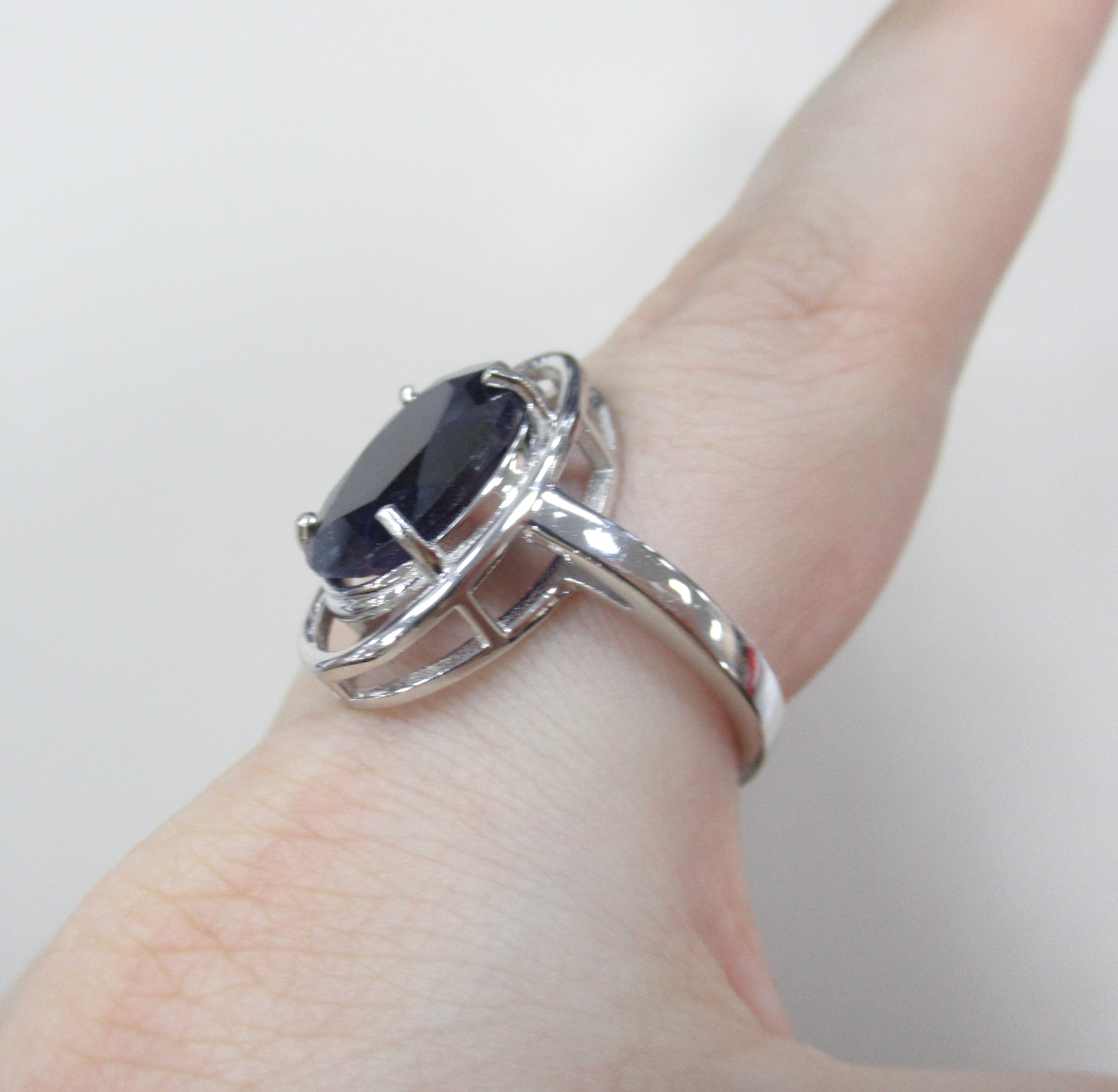 Серебряное кольцо с сапфиром